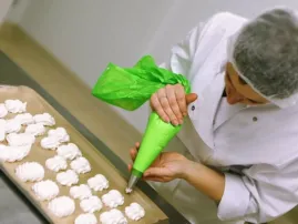 Mathilde prépare les meringues