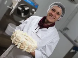 Mathilde présente sa dernière création pâtissière glacée