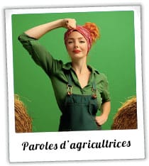 une paysanne rouquine portant un bandana vêtue d'une chemise de travail et d'une salopette vertes