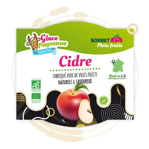 Gros plan sur trois boules de sorbet à la pomme dans un élégant bol en argent