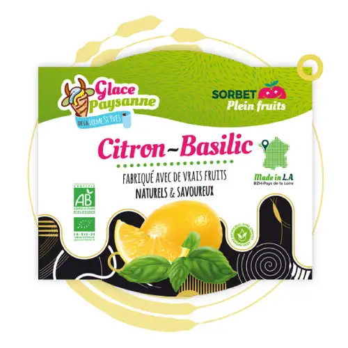 Un demi-citron évidé rempli de sorbet blanc, sur un fond de cuisine en bois de première qualité avec un éclairage matinal doux, garni de feuilles de basilic frais