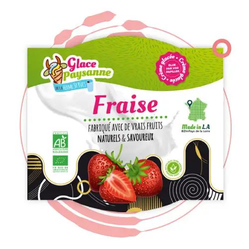 photo glace à la fraise servie dans un élégant bol blanc garni de feuilles de menthe fraîche et de tranches de fraise posé sur une serviette en lin bleu clair