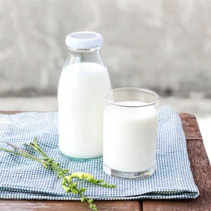 Une bouteille et un verre de lait biologique provenant de nos vaches laitières