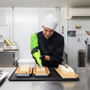 Mathilde prépare des bûches glacées dans son laboratoire à Avessac